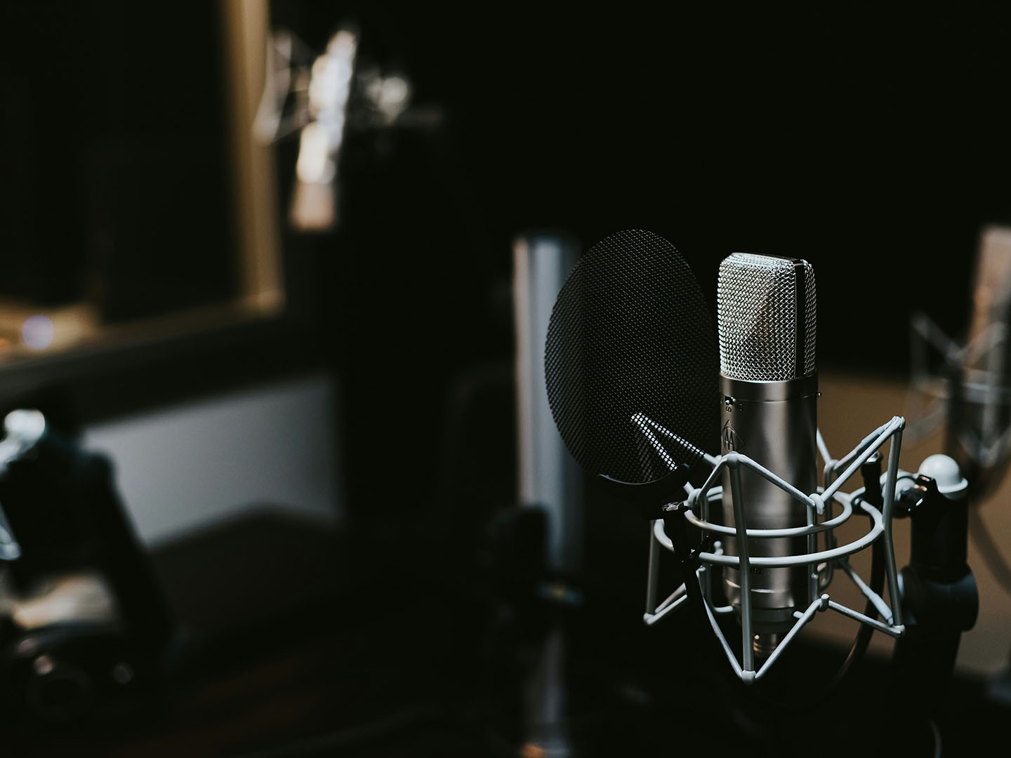 CMN MEDIA nace desde la península de Florida con una misión clara: conectar, informar y elevar a las audiencias latinas de Estados Unidos, América Latina y el mundo. Somos una plataforma multiformato que une radio, televisión, podcast, contenido editorial, red de emprendedores y experiencias digitales bajo una sola marca con visión continental.