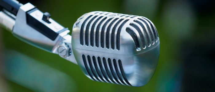 Ya sea que busques una cuña comercial, una entrevista en vivo o una campaña completa, aquí encontrarás el canal perfecto para que tu marca suene fuerte y clara.